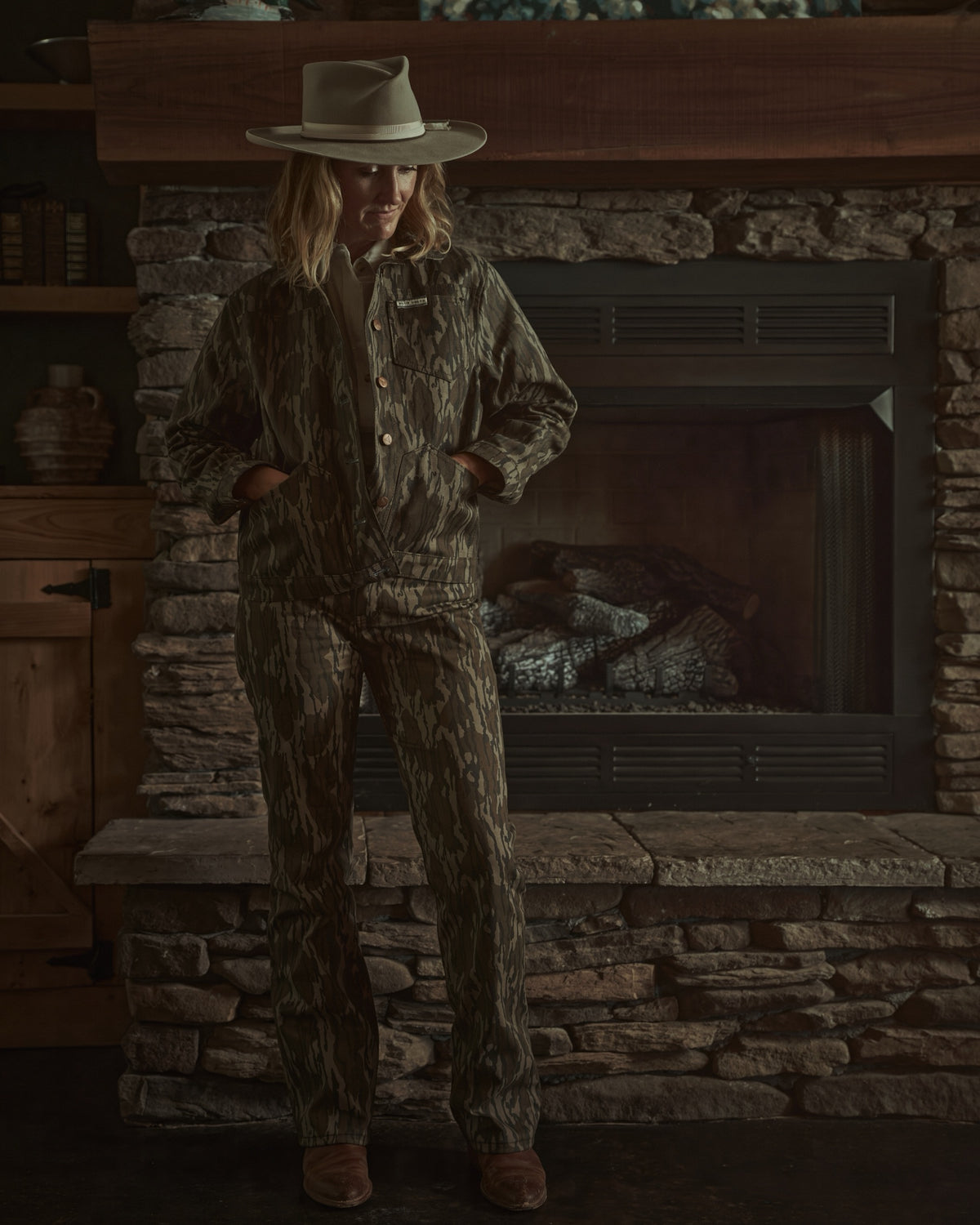 Women's Bottomland jacket and chino, full length, with a felt hat