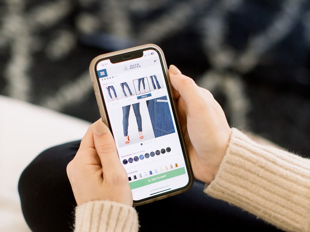 A customer answering the Virtual Tailor questions on her phone